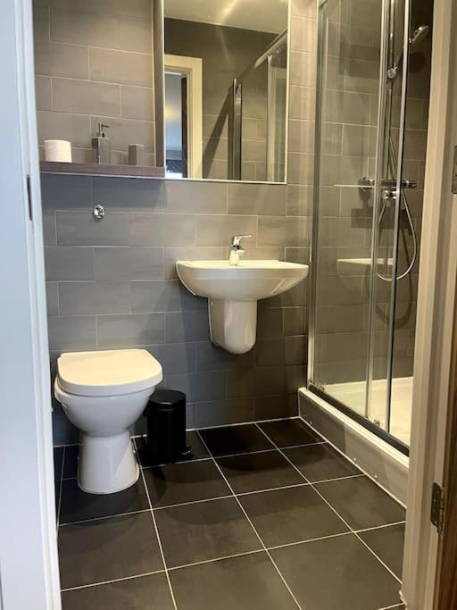 Lovely 2-Bedroom Condo With Balcony Manchester Exteriör bild