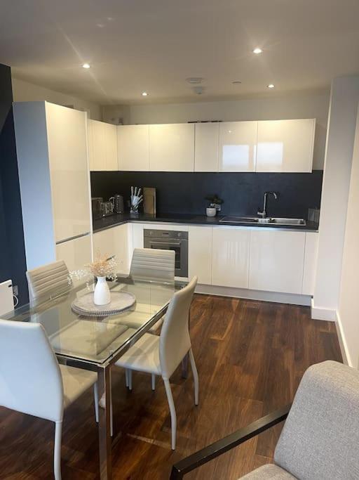 Lovely 2-Bedroom Condo With Balcony Manchester Exteriör bild