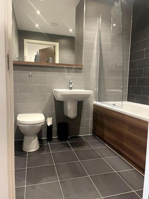Lovely 2-Bedroom Condo With Balcony Manchester Exteriör bild