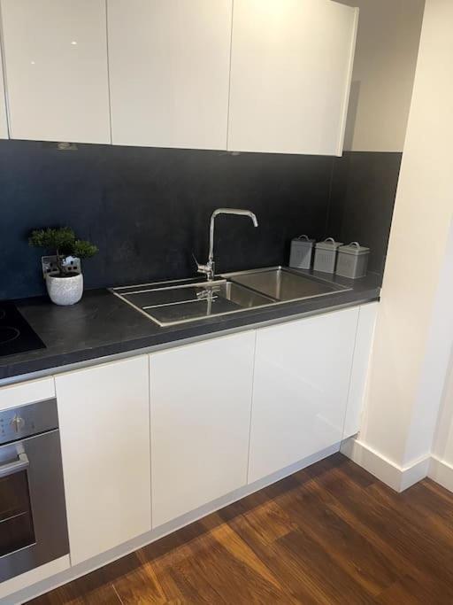 Lovely 2-Bedroom Condo With Balcony Manchester Exteriör bild